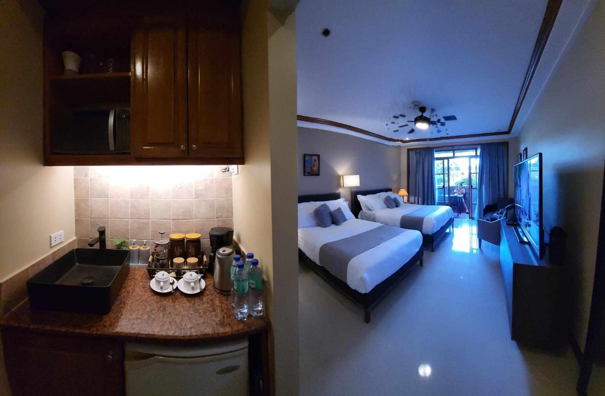 Charming Garden View,Privately Owned Deluxe Room At The Manor By Mist And Pine Baguio City Buitenkant foto